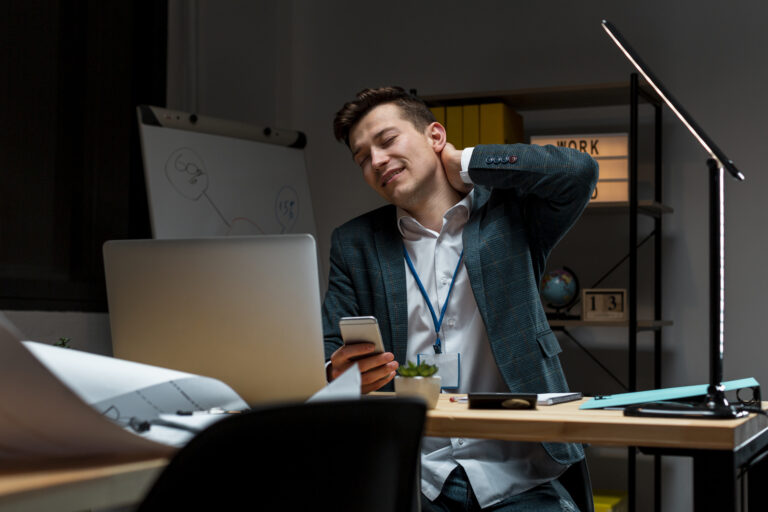 Read more about the article Tech Neck : The Hidden Cost of your Smartphone